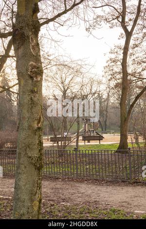 Spaziergang an einem kalten Wintertag im Volkspark Friedrichshain, Spielplatz im Park, Berlin Stockfoto