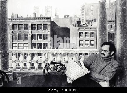 Trompe L'Oiel Künstler Richard Haas in seinem Loft vor seinem Wandgemälde von der Terrasse & Aussicht, die gewesen wäre, wenn die Wand nicht da gewesen wäre. NYC, 1977. Stockfoto