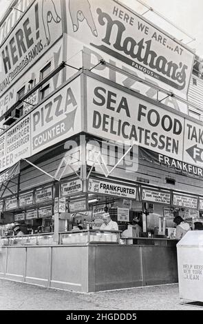 Eine Seitenansicht von Nathans ca. 1975, als die Hot Dogs jeweils 45 Cent waren. In Coney Island, Brooklyn, New York City. 1/2022 inflationsbereinigt wären die aktuellen Kosten für einen Hot Dog $1,89 und nicht die aktuellen Kosten von rund 5 Dollar. Stockfoto