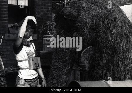 Am Set in der Sesamstraße probt die Big Bird-Puppenspielerin Carol Spinney eine Szene mit Mr. Snuffleupagus. Auf der Upper West Side von Manhattan um 1978. Stockfoto