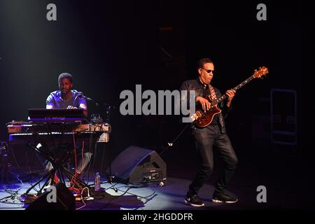 Die Stanley Clark Band tritt während des Seoul Jazz Festivals 2017 im Olympic Park in Seoul, Südkorea, auf der Bühne auf. Das Seoul Jazz Festival, ein lokales Festival, das sich seit mehr als einem Jahrzehnt zu einem repräsentativen Frühlingsfest entwickelt hat, findet am 27. Und 28. Mai im Seoul Olympic Park statt. Dieses Jahr lud das Festival viele prominente Jazzkünstler ein, darunter Jamiroquai, eine britische Funk- und Acid-Jazz-Band, die zum ersten Mal seit vier Jahren nach Seoul zurückkehrt. Die mit dem Grammy ausgezeichnete Band mit einer großen lokalen Fangemeinde wird klassischen Disco-Funk von ihrem neuen Album 'Automaton' spielen. Jazz-Diva Dianne Reeves, Stockfoto