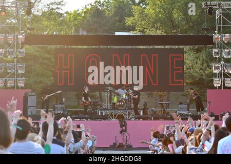 Honne tritt auf der Bühne während eines Seoul Jazz Festivals 2017 im Olympic Park in Seoul, Südkorea. Das Seoul Jazz Festival, ein lokales Festival, das sich seit mehr als einem Jahrzehnt zu einem repräsentativen Frühlingsfest entwickelt hat, findet am 27. Und 28. Mai im Seoul Olympic Park statt. Dieses Jahr lud das Festival viele prominente Jazzkünstler ein, darunter Jamiroquai, eine britische Funk- und Acid-Jazz-Band, die zum ersten Mal seit vier Jahren nach Seoul zurückkehrt. Die mit dem Grammy ausgezeichnete Band mit einer großen lokalen Fangemeinde wird klassischen Disco-Funk von ihrem neuen Album 'Automaton' spielen. Jazz-Diva Dianne Reeves, Jazz-BI auf R&B-Basis Stockfoto