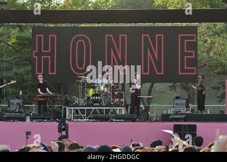 Honne tritt auf der Bühne während eines Seoul Jazz Festivals 2017 im Olympic Park in Seoul, Südkorea. Das Seoul Jazz Festival, ein lokales Festival, das sich seit mehr als einem Jahrzehnt zu einem repräsentativen Frühlingsfest entwickelt hat, findet am 27. Und 28. Mai im Seoul Olympic Park statt. Dieses Jahr lud das Festival viele prominente Jazzkünstler ein, darunter Jamiroquai, eine britische Funk- und Acid-Jazz-Band, die zum ersten Mal seit vier Jahren nach Seoul zurückkehrt. Die mit dem Grammy ausgezeichnete Band mit einer großen lokalen Fangemeinde wird klassischen Disco-Funk von ihrem neuen Album 'Automaton' spielen. Jazz-Diva Dianne Reeves, Jazz-BI auf R&B-Basis Stockfoto