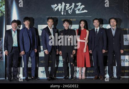 Von links gewann Schauspieler Park Sang, Kim Mu Yeol, Lee Jung Jae, Yeo Jin Goo, Schauspielerin Esom, Schauspieler BAE Soo Hyun, Regisseur Jeong Yoon Cheol stehen während ihrer neuen FILMKRIEGER DER DAWN-Medienschau in Seoul, Südkorea, für einen Fotoanruf auf. Stockfoto