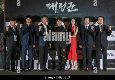 Von links gewann Schauspieler Park Sang, Kim Mu Yeol, Lee Jung Jae, Yeo Jin Goo, Schauspielerin Esom, Schauspieler BAE Soo Hyun, Regisseur Jeong Yoon Cheol stehen während ihrer neuen FILMKRIEGER DER DAWN-Medienschau in Seoul, Südkorea, für einen Fotoanruf auf. Stockfoto