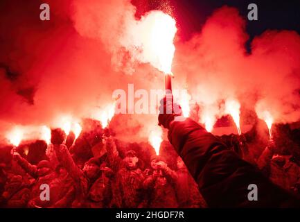 KIEW, UKRAINE - 19. Januar 2022: Massenprotest gegen Willkür und Diktatur in der Nähe des Büros des ukrainischen Präsidenten Wolodymyr Zelenski. Junge Menschen verbrennen bei einer Kundgebung Fackeln und Fackeln Stockfoto