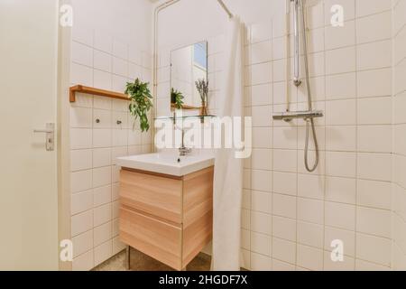 Ein herrliches Badezimmer in minimalistischem Stil bei Tageslicht Stockfoto