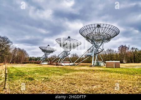 Weltraumradio-Teleskop-Array, mit einem Wald im Hintergrund Stockfoto