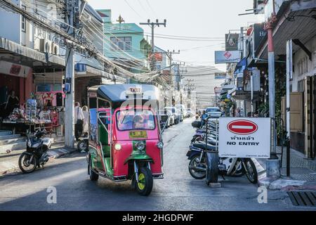 Tuk Tuk auf der Dechanuchit Alley in Hua hin. Hua hin ist eines der beliebtesten Reiseziele in Thailand. Stockfoto