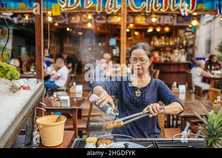 Urbane Szene vom berühmten Nachtmarkt in Hua hin. Hua hin ist eines der beliebtesten Reiseziele in Thailand. Stockfoto