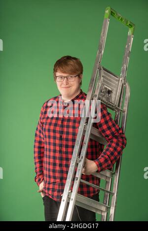 Ein Mann mit einer Leiter, der dort steht. Stockfoto