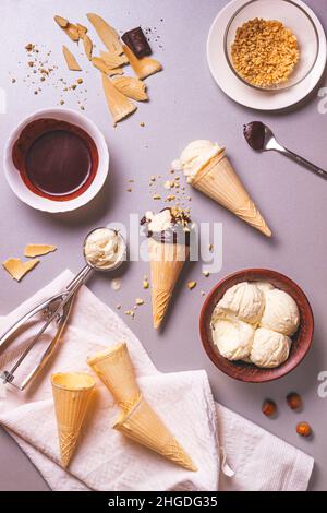 Hausgemachtes Eis und Schokolade mit Nüssen beim Kochen, Draufsicht. Flach liegend Stockfoto