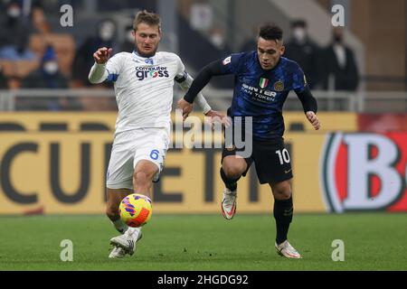 San Siro Stadion, Mailand, Italien, 19. Januar 2022, Lautaro Martinez (FC Internazionale) und Simone Romagnoli (FC Empoli) kämpfen während I um den Ball Stockfoto