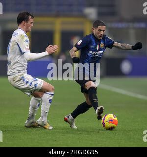 San Siro Stadion, Mailand, Italien, 19. Januar 2022, Stefano Sensi (FC Internazionale) wird während des Inter - FC in von Liam Henderson (FC Empoli) herausgefordert Stockfoto