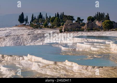 Travertin Terrasseformationen in der Stadt Pamukkale in der türkischen Provinz Denizli Stockfoto