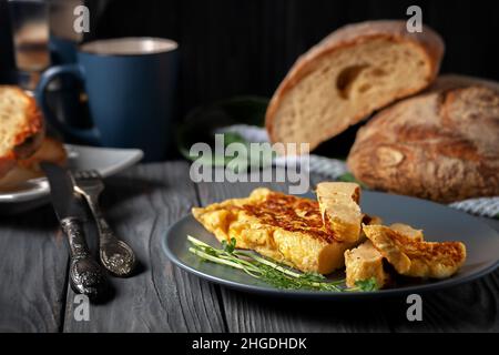 Köstliches Eieromelett mit frischen mikrogrünen Sprossen auf einem Teller Stockfoto