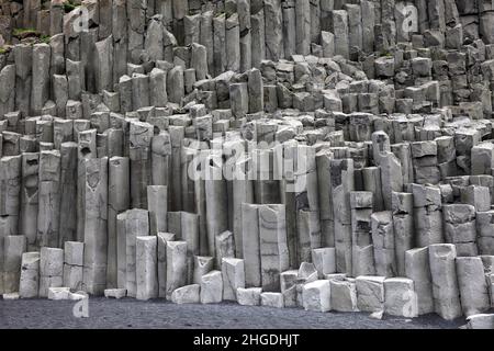 Röhrenförmige Basaltsäulen am Reynisfjara Strand, Süden Islands Stockfoto