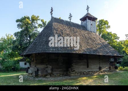 BUKAREST, RUMÄNIEN - 17. AUGUST 2021: Dimitrie Gusti National Village Museum in der Stadt Bukarest, Rumänien Stockfoto