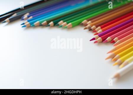 Bunte Bleistifte, geformt, auf einem weißen Schreibtisch Stockfoto