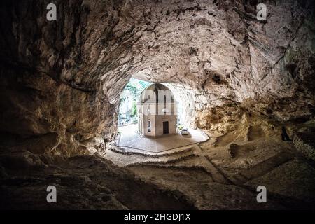 Tempel der Valadier Kirche in der Nähe der Frasassi Höhlen in Genga Italien Stockfoto