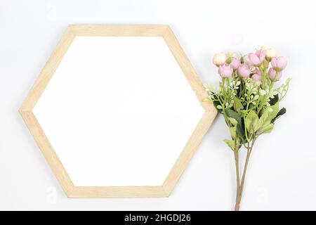 Der leere Rahmen in einem minimalistischen femininen Stil wird von einem weichen grauen Leinenhintergrund unterstützt - perfekt zum Schreiben von Begrüßungen. Flache Vorderansicht Stockfoto