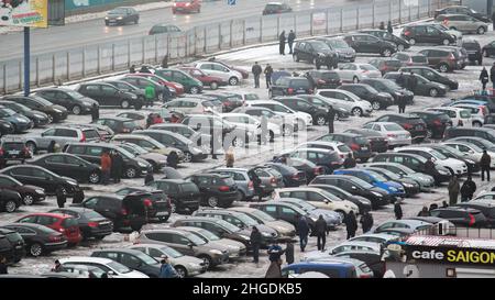 Gebrauchtwagenmarkt. Allgemeine Ansicht von oben. Autos, Händler, Kunden, Gawkers. Minsk. Weißrussland. Stockfoto