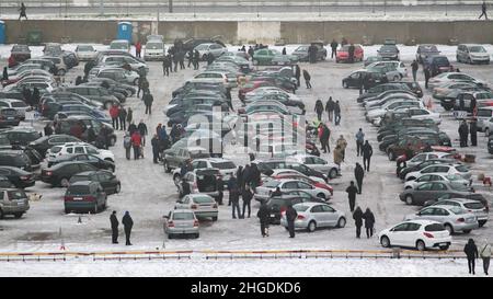 Gebrauchtwagenmarkt. Allgemeine Ansicht von oben. Autos, Händler, Kunden, Gawkers. Minsk. Weißrussland. Stockfoto