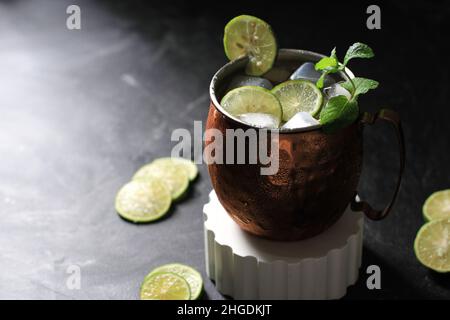 Frosty Moscow Mule Cocktail mit Ingwer Beer und Vodka und Chilli Stockfoto