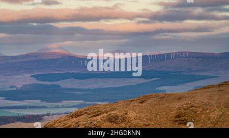 Stirling, Schottland, Großbritannien. 20th Januar 2022. Wetter in Großbritannien: Braes des Onshore-Windparks Doune bei Stirling bei Sonnenaufgang wie die neueste Carbon Brief-Analyse feststellt, sind die Energiekosten in Großbritannien fast £2,5bn höher als sie wären, wenn die Klimapolitik in den letzten zehn Jahren nicht verschrottet worden wäre. Quelle: Kay Roxby/Alamy Live News Stockfoto