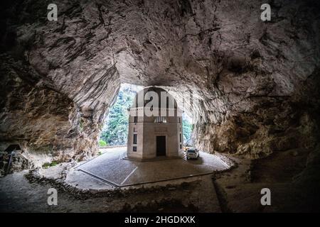 Tempel der Valadier Kirche in der Nähe der Frasassi Höhlen in Genga Italien Stockfoto