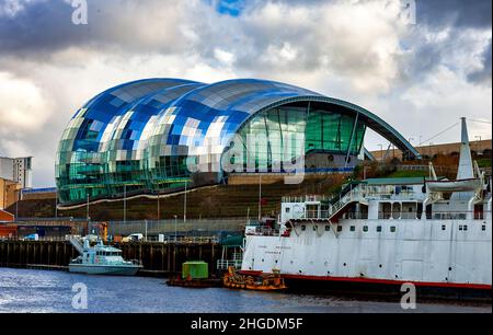 Boote wurden auf dem Fluss Tyne vor dem Sage Performing Arts Center in Gateshead festgebunden. Stockfoto