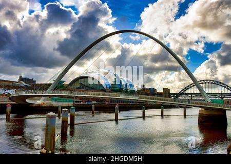 Millennium Fußgängerbrücke vor dem Sage Performing Arts Center am Ufer des Flusses Tyne, in Gateshead. Stockfoto