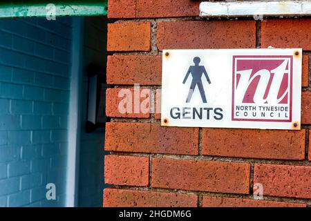 Schild am Eingang der Gents entlang der Strandpromenade in Whitley Bay Stockfoto