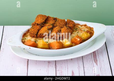 Hot Japanese Baked Pasta Cheesy Shrom Curry Zutat - Zwiebel, Huhn, Kartoffel, Karotte, Curry und Käse in einer weißen Schüssel auf einem Holztisch Stockfoto