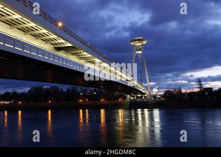 „UFO“-Brücke über die Donau in der Abenddämmerung, Bratislava, Slowakei Stockfoto