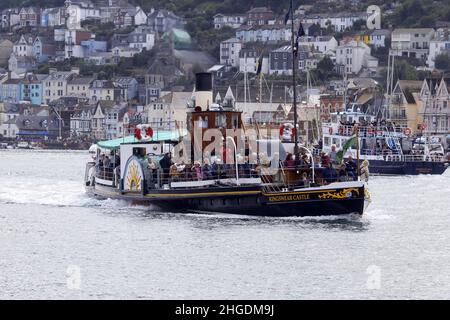 Kingswear Castle Paddle Steamer mit Touristen auf dem River Dart in Dartmouth, Devon. Stockfoto