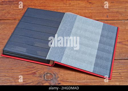 Leeres Briefmarkenalbum auf Holztisch Stockfoto