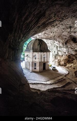 Tempel der Valadier Kirche in der Nähe der Frasassi Höhlen in Genga Italien Stockfoto