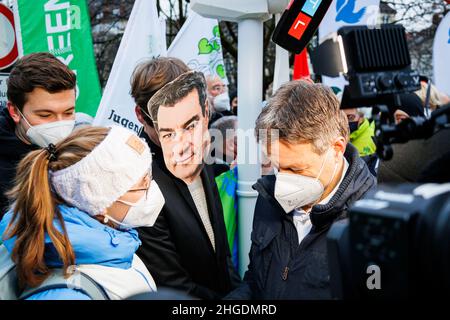 Vizekanzler Robert Habeck spricht mit Umweltaktivisten. Am 20. Januar 2022 besuchte der Vorsitzende der Grünen Buendnis 90/die Grünen, Vizekanzler und Minister für Wirtschaft und Klimaschutz Robert Habeck den bayerischen Ministerpräsidenten in der Bayerischen Staatskanzlei in München. Vor ihr protestierten Umweltaktivisten für die Windenergie und gegen die 10H-Herrschaft. Die 10H-Regel besagt, dass der Abstand zwischen einer Windenergieanlage und Häusern 10-mal höher sein muss. (Foto von Alexander Pohl/Sipa USA) Stockfoto