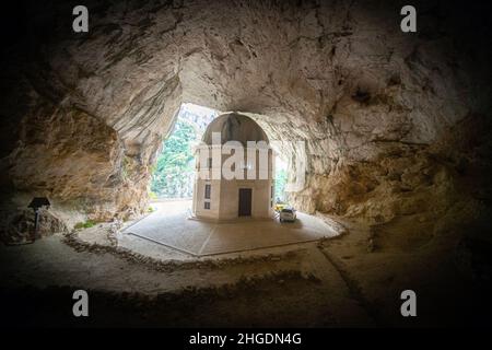 Tempel der Valadier Kirche in der Nähe der Frasassi Höhlen in Genga Italien Stockfoto