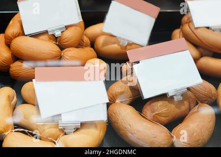 Würste im Regal auf dem Lebensmittelmarkt Stockfoto