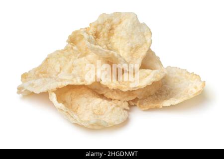 Haufen frittierter Emping, eine Art indonesischer Chips für einen Snack aus der Nähe isoliert auf weißem Hintergrund Stockfoto