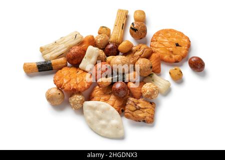 Haufen einer Mischung aus japanischen Reiscracker, senbei, Nahaufnahme isoliert auf weißem Hintergrund Stockfoto