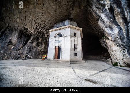 Tempel der Valadier Kirche in der Nähe der Frasassi Höhlen in Genga Italien Stockfoto