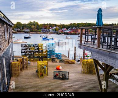 Hummerfallen auf dem Pier in Bass Harbor, Maine, USA Stockfoto