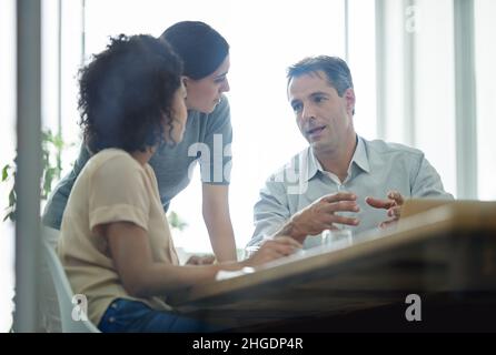 Seine Ideen zu erläutern. Geschäftsleute aus dem echten Leben haben vor Ort gedreht. Da diese Orte die reale Sache sind, und nicht in einem "Büro-Studio" gedreht, hoch Stockfoto