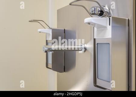 Ellenbogen Seife und antiseptischen Spender oder Desinfektionsmittel Wand zur Händedesinfektion und Wasserhahn Waschbecken mit Wasserhahn Bad oder Klinik montiert Stockfoto