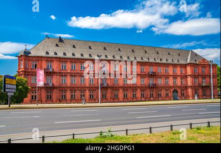 Schöne Aussicht auf das Kurfürstliche Schloss in Mainz aus dem Nordosten. Es ist die ehemalige Residenz des Erzbischofs von Mainz und eine der... Stockfoto