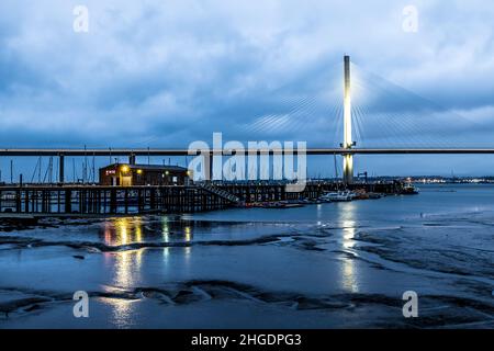 Die Queensferry Crossing (ehemals Forth Replacement Crossing) ist eine Straßenbrücke in Schottland. Es wurde neben der bestehenden Forth Road Bridg gebaut Stockfoto