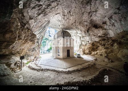 Tempel der Valadier Kirche in der Nähe der Frasassi Höhlen in Genga Italien Stockfoto